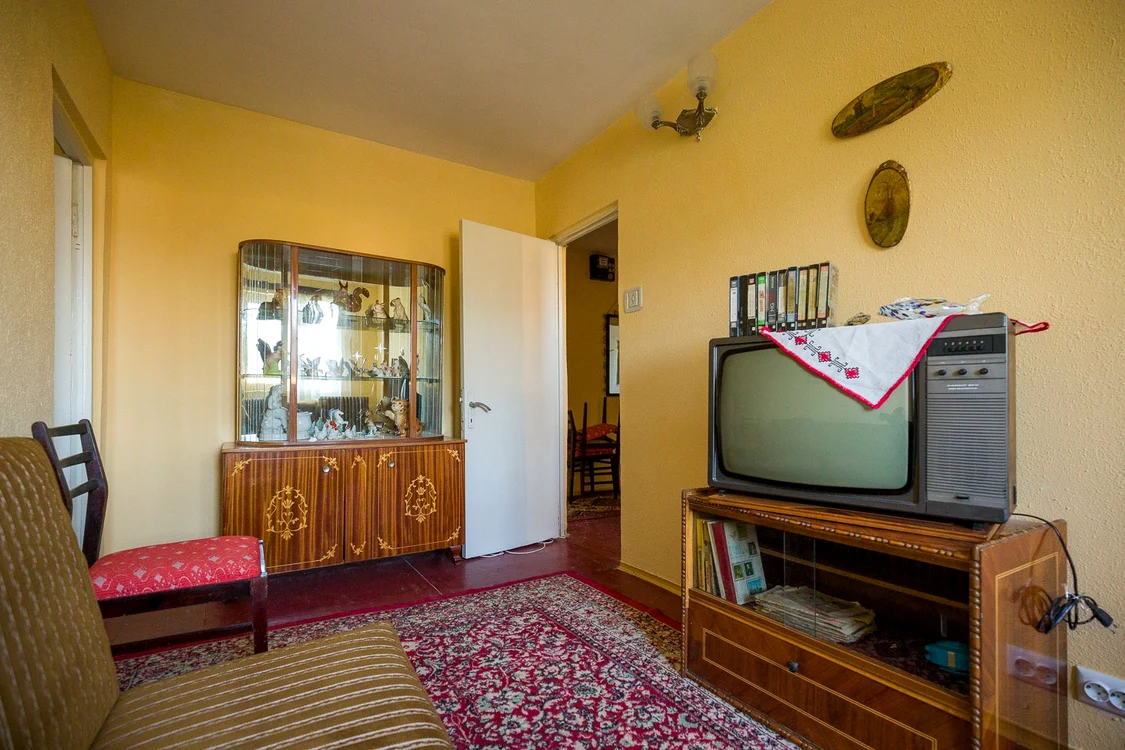 
    Dacă pășești în apartamentul decorat în acest fel te întorci în timp cu peste 30 de ani, în comunism.  