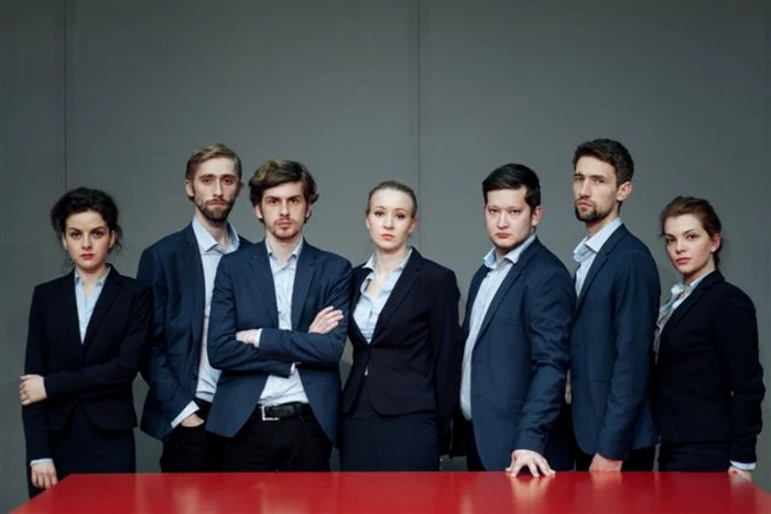 Distribuţia spectacolului „Antisocial”.         Foto: Adi Bulboacă