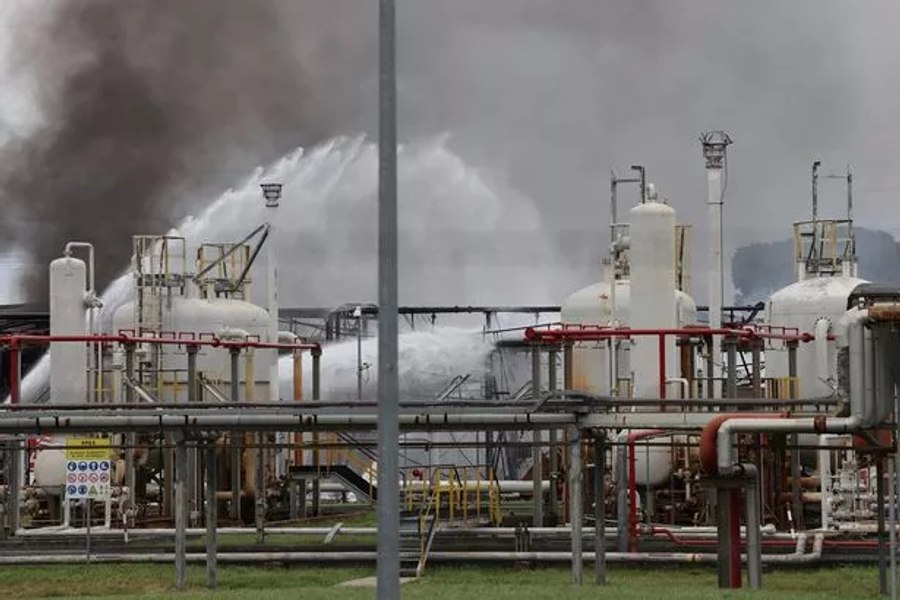 Explozie uriașă la o rafinărie din Italia. Două persoane au murit, iar patru sunt date dispărute