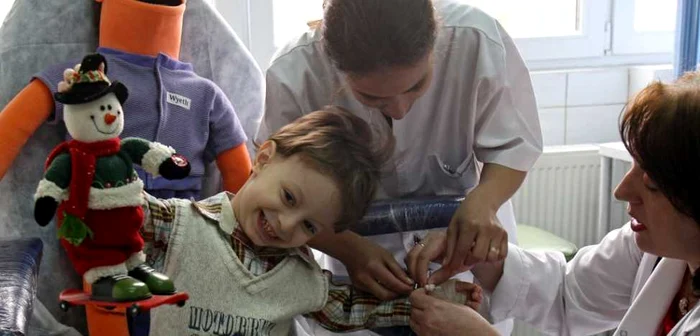 Medicul Luminiţa Rusen îi administrează factorul de coagulare unui copil cu hemofilie, la Institutul de Hematologie din Bucureşti FOTO: Eduard Enea