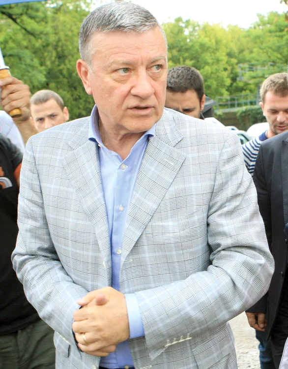 
    Mircea Sandu este în  fruntea Federaţiei Române  de Fotbal din 1990  