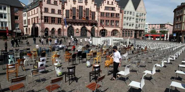 Protest cu scaune a patronilor de restaurante în timpul pandemiei de coronavirus în Frankfurt Germania FOTO Guliver Getty Images / Alex Grimm