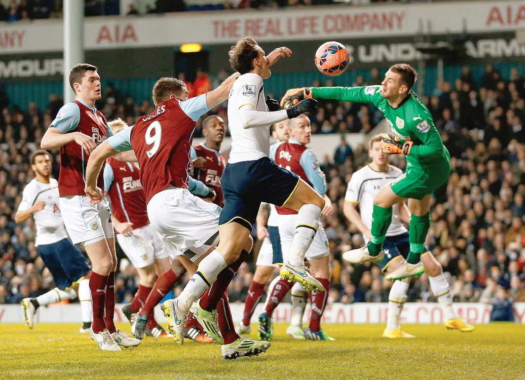 
    Din această fază  a marcat Chiricheş  pentru Tottenham  în Cupa Angliei  