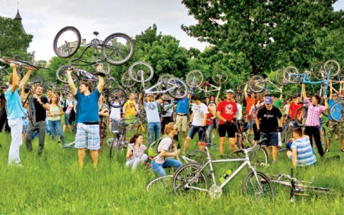 BikeWalk, un concept marca Iulian Văcărean şi Ariel Constantinof, care promovează mersul pe bicicletă în oraş