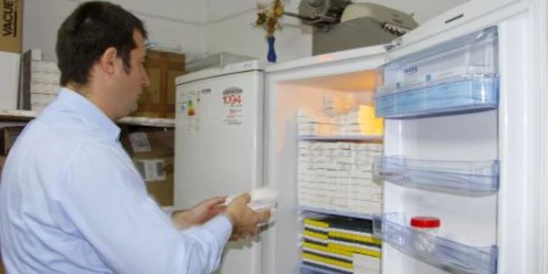 Dozele de vaccin încă stau depozitate la medicii de familie.