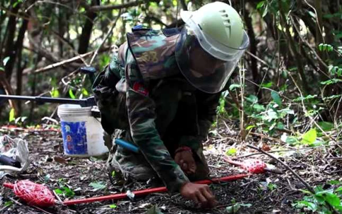 Înarmat cu un detector de metale, un cuţit, un cleşte şi un băţ, Aki Ra şi-a închinat viaţa curăţării Cambodgiei de minele antipersonal neexplodate, un real pericol pentru compatrioţii săi. FOTO odditycentral.com