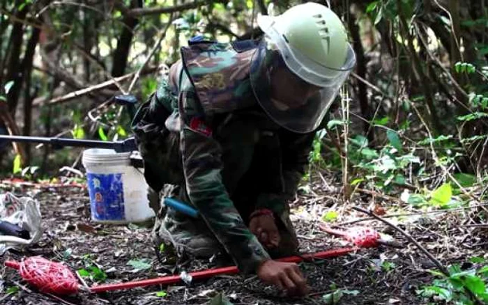 Înarmat cu un detector de metale, un cuţit, un cleşte şi un băţ, Aki Ra şi-a închinat viaţa curăţării Cambodgiei de minele antipersonal neexplodate, un real pericol pentru compatrioţii săi. FOTO odditycentral.com