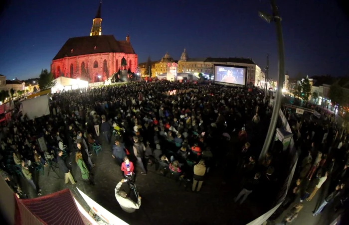 Numai în Piaţa Unirii au încăput 2.500 de spectatori pe scaune   FOTO: Florin Ghioca