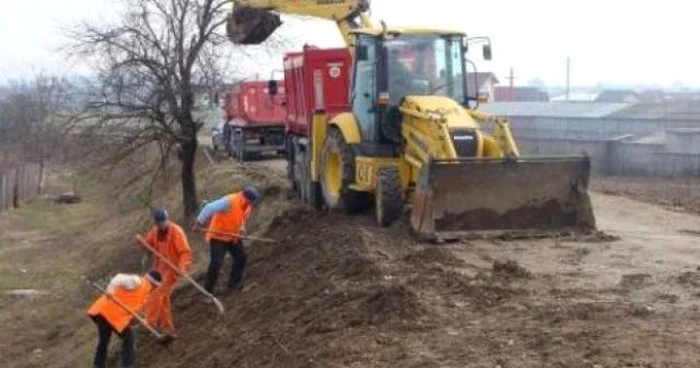 Se lucrează pe Drumurile Judeţene