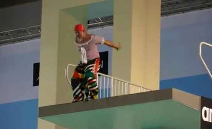 
    Clovnii au făcut giumbuşlucuri care i-au distrat teribil pe spectatori.  