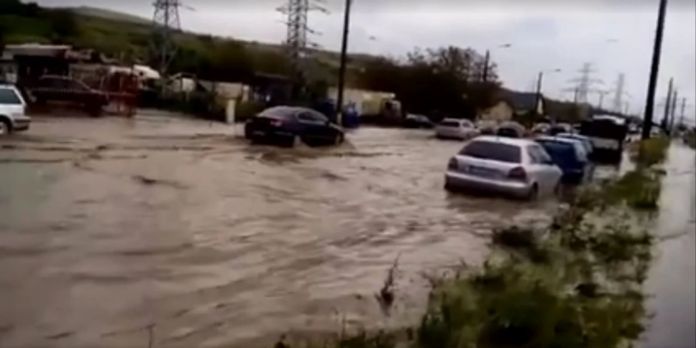 
    Apa a paralizat circulația pe mai multe drumuri importante din județul Cluj  