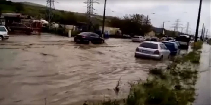 Apa a paralizat circulația pe mai multe drumuri importante din județul Cluj