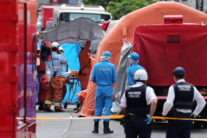 Medicii au operat pe viu în corturile amplasate pe trotuar pentru a le salva viața micuților înjunghiați grav