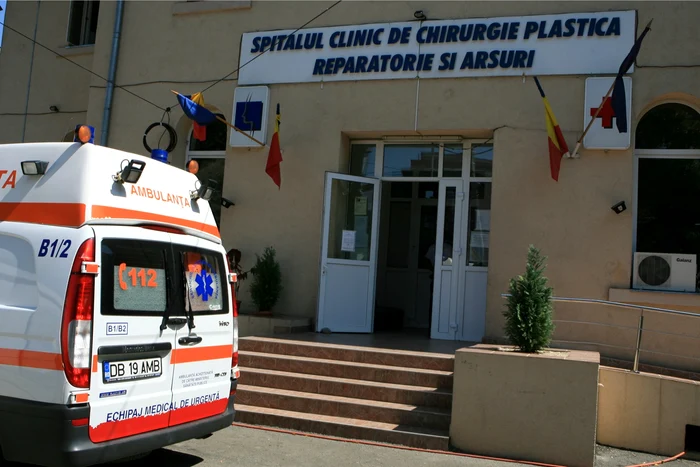 Copilul a fost dus cu salvarea la Clinica de Arşi.