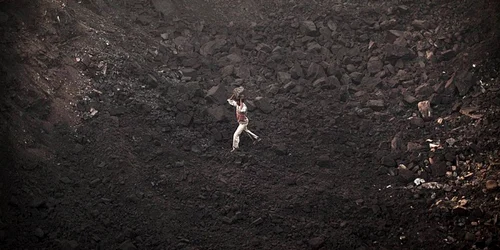 Muncitorii care lucrează în minele de cărbune din India