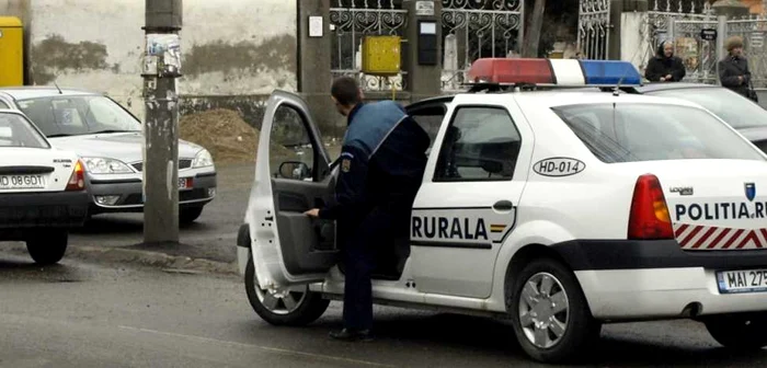 Poliţiştii au pornit în urmărirea spărgătorului şi au tras cu arma pentru a-l face să se predea. ARHIVĂ