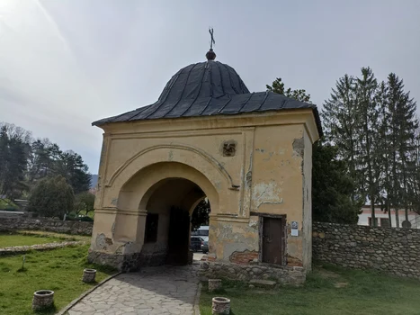 Biserica Domneasca din Curtea de Arges turn intrare foto Denis Grigorescu jpg