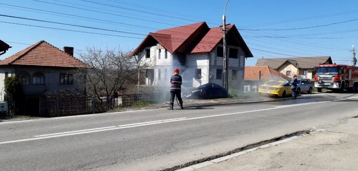 Un Ford Mustang şi alte două autoturisme, la un pas să sară în aer după ce una dintre maşini a izbit o reţea de gaze