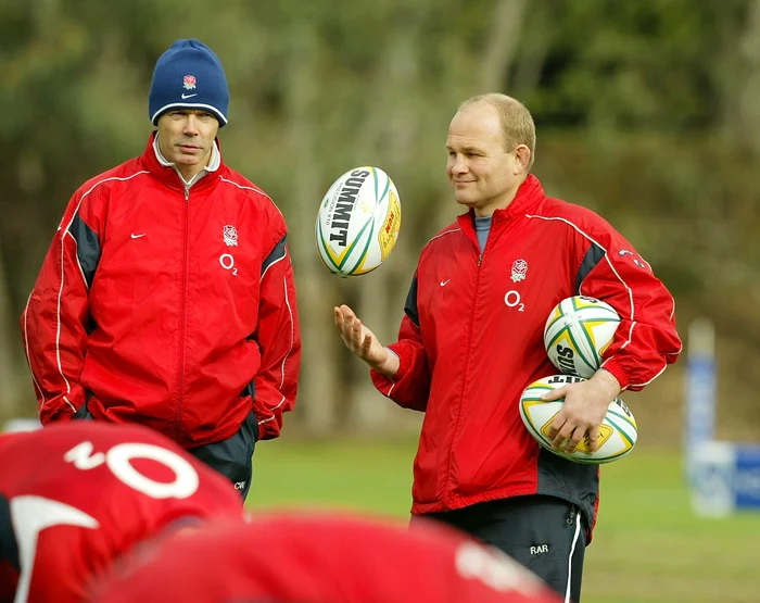 
    Clive Woodward si Andy Robinson, în 2003, pe când erau antrenori ai echipei de rugby a AnglieiFoto: Guliver / GettyImages  