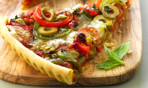 pizza cu ardei si masline jpeg