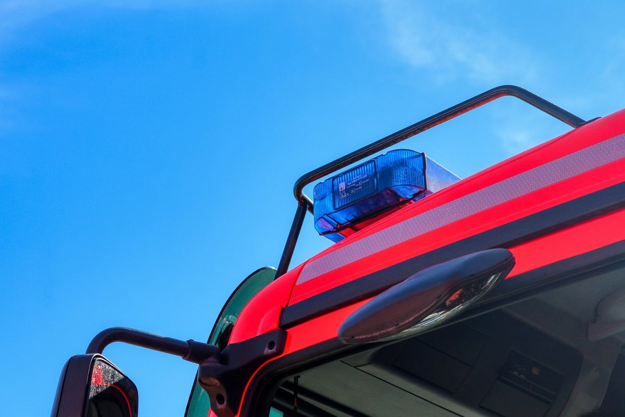 Un pompier voluntar și-a dotat mașina cu semnale luminoase-acustice. A plecat în misiune și a refuzat să oprească la semnalele polițiștilor