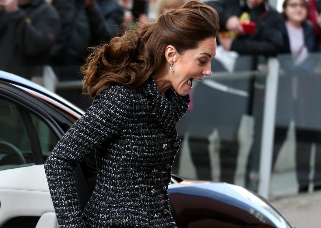 Kate Middleton a făcut față cu brio provocării de a se apleca atunci când un copil i-a oferit un buchet de florifoto: Profimedia