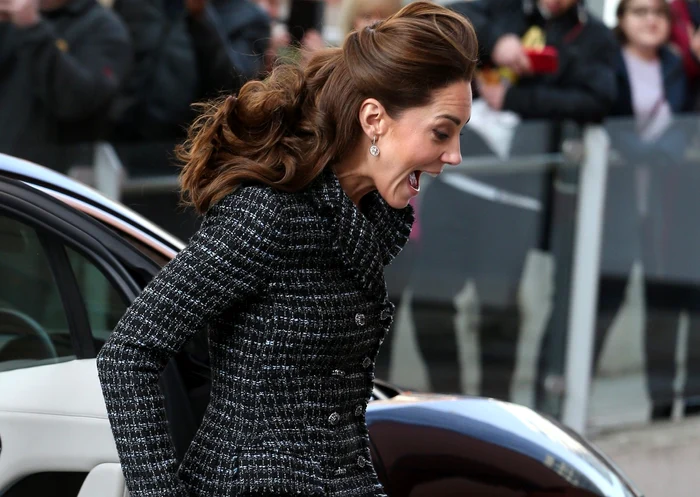 Kate Middleton a făcut față cu brio provocării de a se apleca atunci când un copil i-a oferit un buchet de florifoto: Profimedia