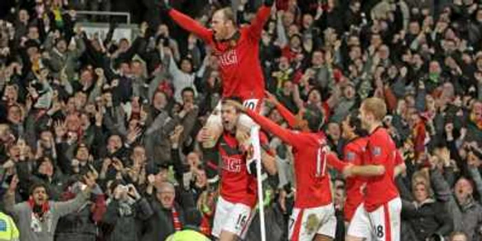 Rooney, aclamat de colegi şi de fani după un gol cât o calificare