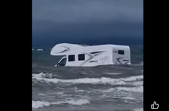 Plaja din Europa unde mașinile sunt înghițite de mare. Riscurile la care se expun turiștii