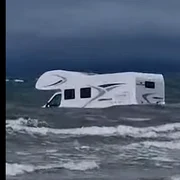 masina in mare UK FOTI  Walles Online captura FB  png