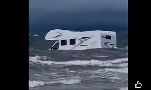 masina in mare UK FOTI  Walles Online captura FB  png