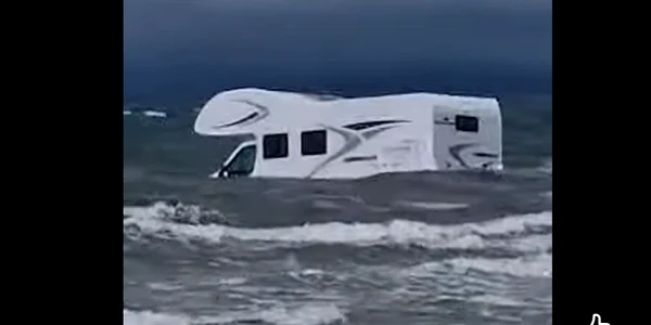 masina in mare UK FOTI  Walles Online captura FB  png