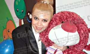 Oana Lis s a pictat  pe faţă, la fel ca  şi nepoţica ei (Fotografii: Sorin Puiu) jpeg