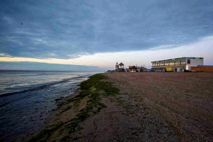 Plaja din Vama Veche este pustie și sălbatică 