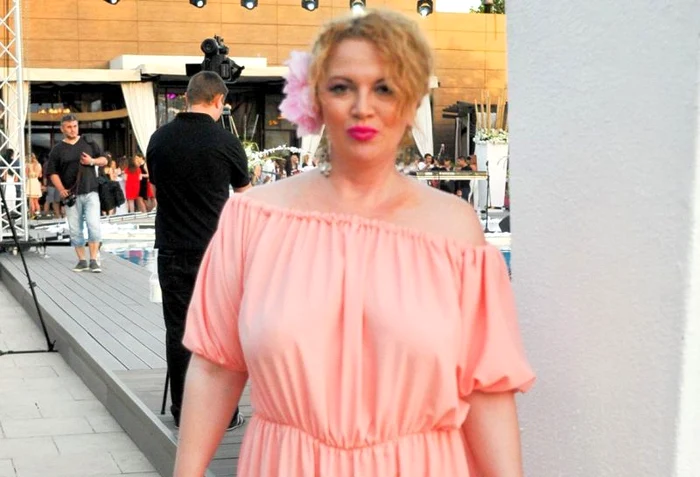 
    Oana Lis a anunţat că donează sutienele din garderobăfoto: arhiva personală  