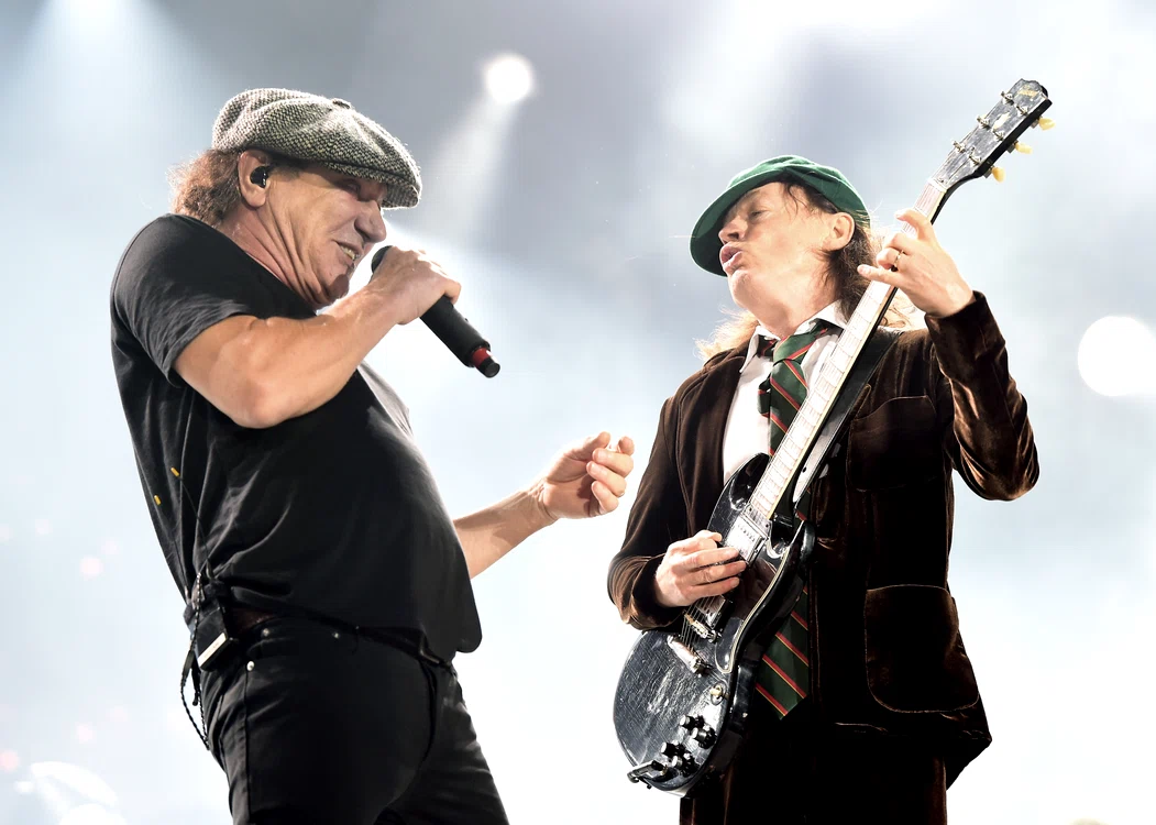 Brian Johnson alături de chitaristul Angus Young