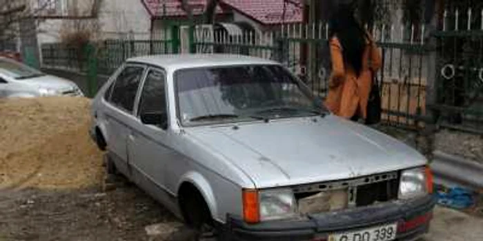 Maşina este abandonată de trei ani în faţa unei case