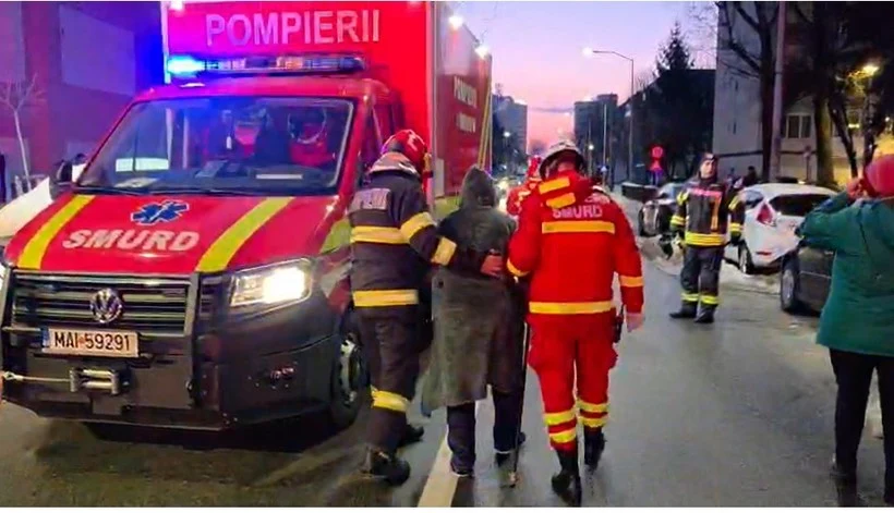 Explozie puternică într-un bloc din Alba Iulia: două persoane au fost grav rănite, iar 20 de locatari evacuați