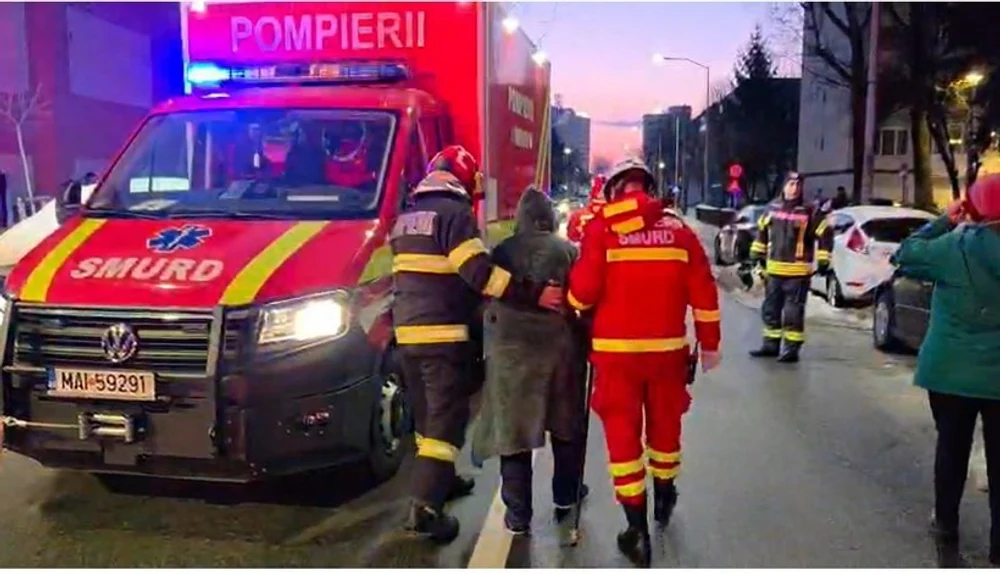 Explozie puternică într-un bloc din Alba Iulia: două persoane au fost grav rănite, iar 20 de locatari evacuați