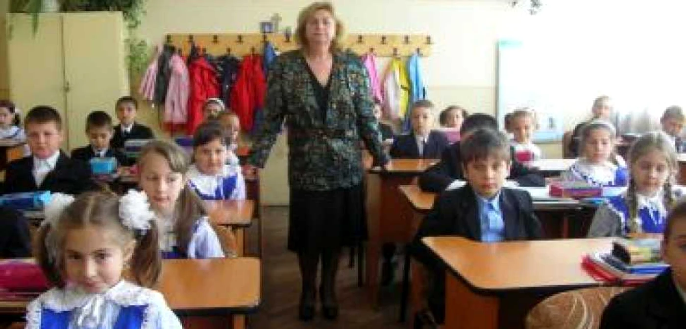 Târgu-Jiu: Află de ce sute de profesori rămân fără posturi