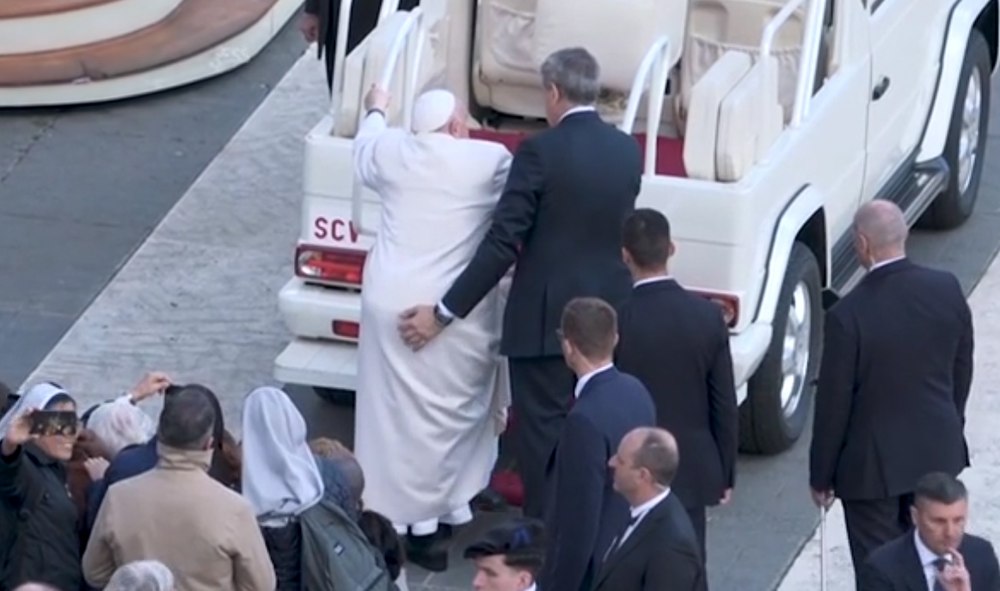 Papa Francisc are mari probleme de mobilitate. Suveranul pontif nu mai poate să se urce în papamobil VIDEO