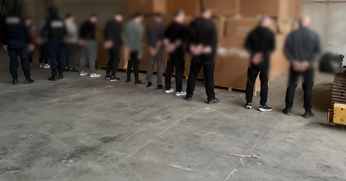 Descoperirea unei fabrici ilegale de țigări la marginea Timișoarei: detalii despre rețea. Descoperirea unei fabrici ilegale de țigări la marginea Timișoarei: detalii despre rețea.