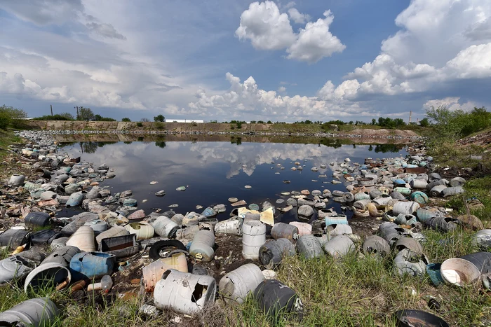 Sinteza Oradea are două lacuri pline cu lichide toxice. Foto: Bihoreanul
