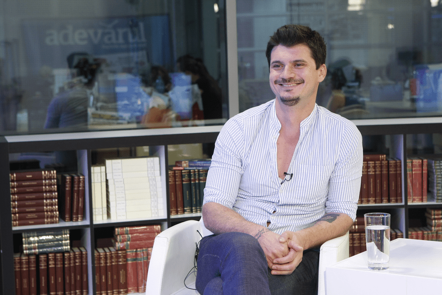 INTERVIU Emilian Oprea, actor: „Nu am știut ce înseamnă proba de improvizație la admitere. La liceu, când era frig, mai improvizam câte un reșou“