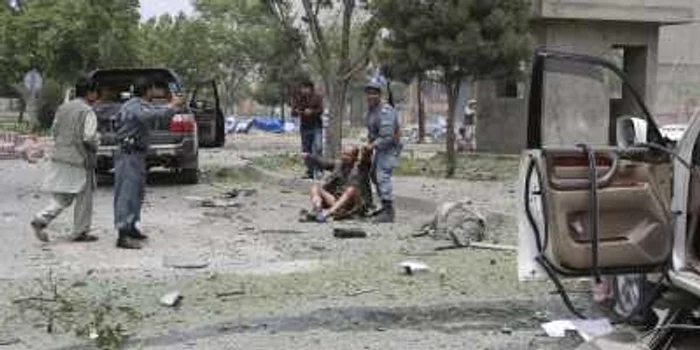 Scena atentatului din Kabul, asupra convoiului lui Abdullah Abdullah FOTO Reuters