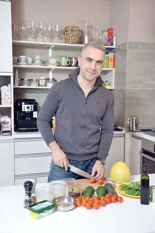 Zoli este “ajutor de bucătar”. Tocatul legumelor şi spălatul vaselor este responsabilitatea lui, în familie