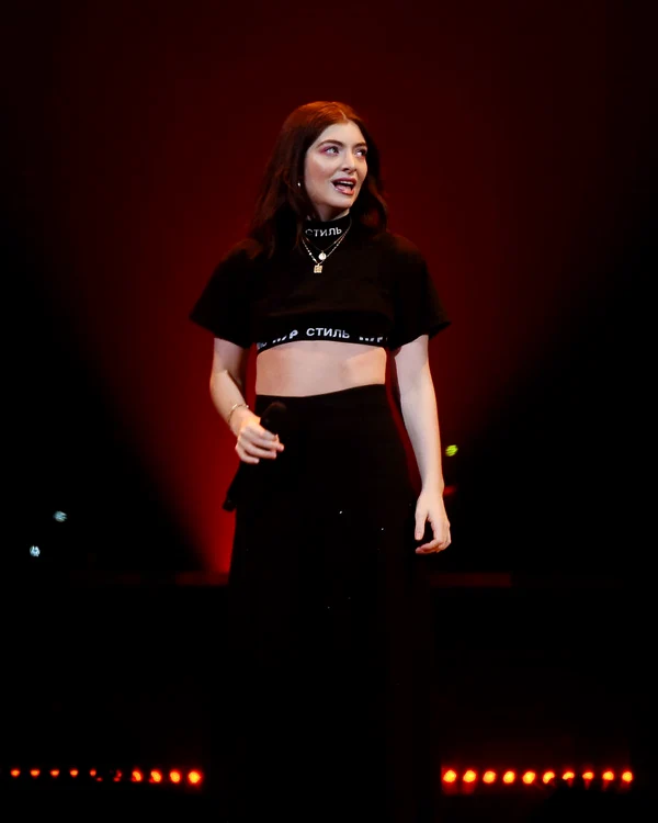 Lorde l-a ironizat pe Kanye pe Instagram