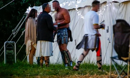 Sute de oameni s au strâns pentru a se bucura de Swingfields jpeg