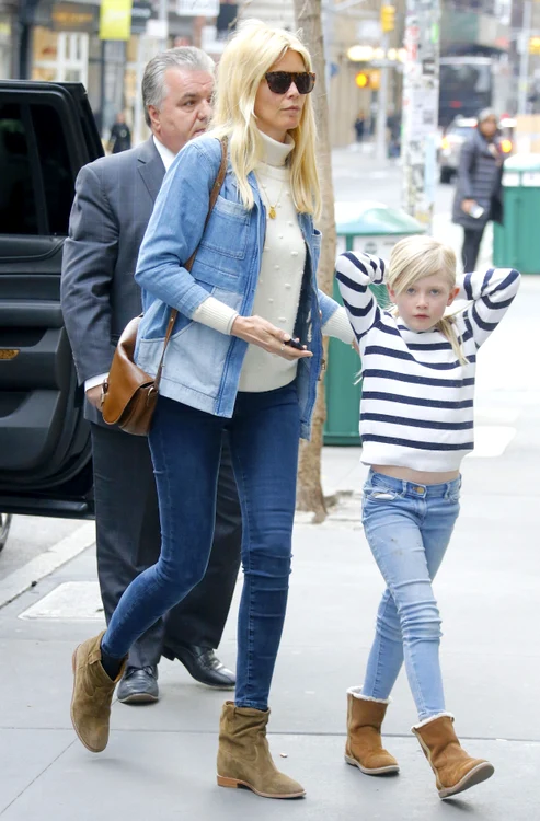 Claudia Schiffer et sa fille Cosima Violet De Vere Drummond font du shopping au Apple Store de Soho à New York jpeg