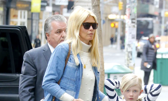 Claudia Schiffer et sa fille Cosima Violet De Vere Drummond font du shopping au Apple Store de Soho à New York jpeg